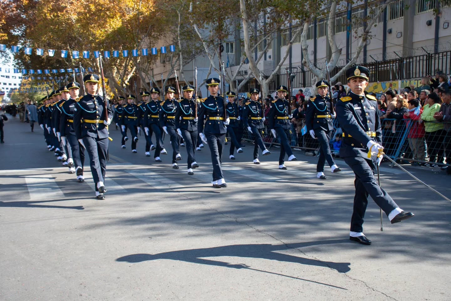 Cadetes de la Escuela D-6 en el desfile, con la oficial al frente