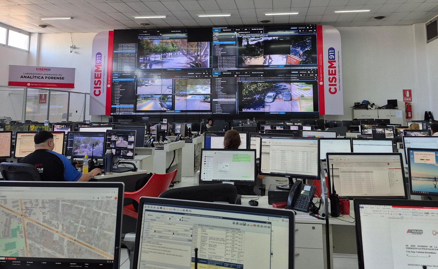 Sala de operaciones del CISEM 911 de la Policía de San Juan