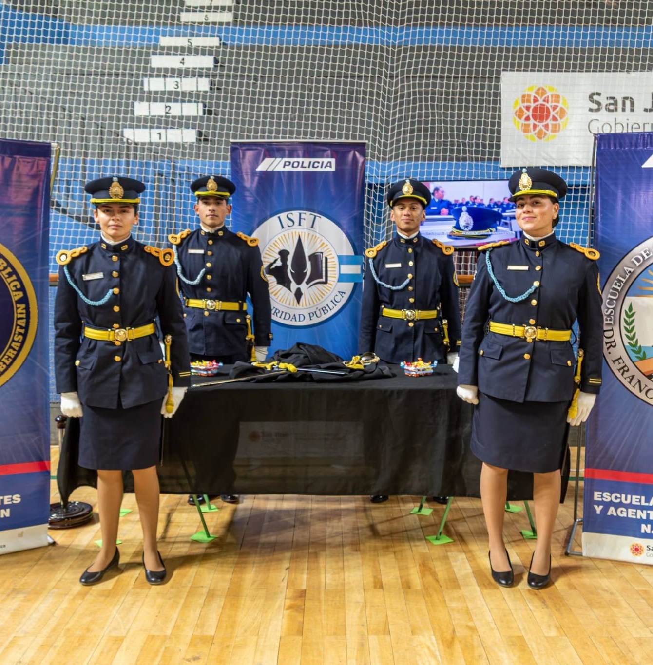 Cadetes de la Escuela de Cadetes Dr. A. Aberastain y de la Escuela de Suboficiales y Agentes Dr. Francisco N. de Laprida, en uniforme de gala