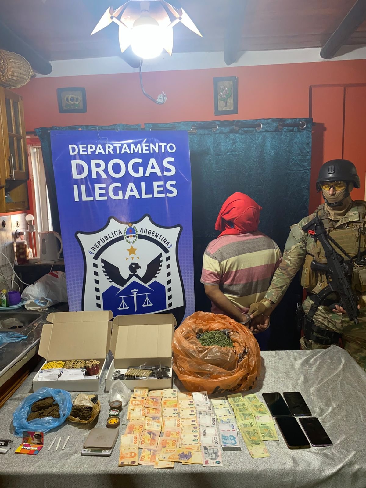 Rawson: secuestro de armas y estupefacientes en un allanamiento