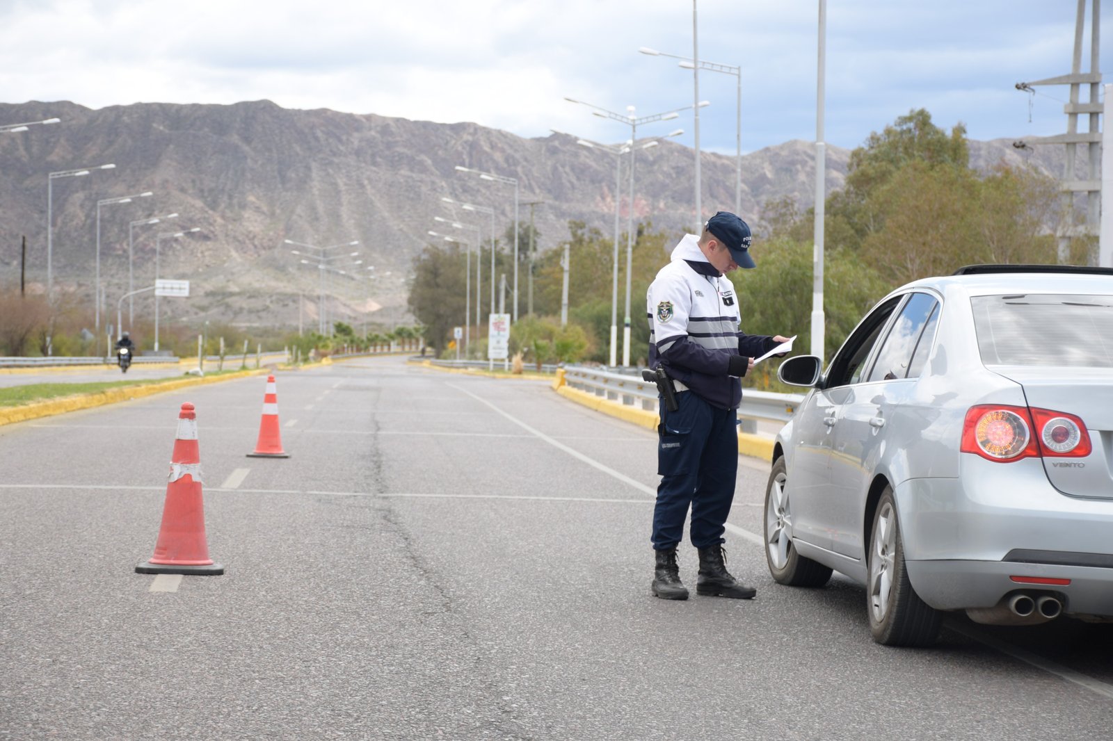 Detectan identificación falsa en un control vehicular