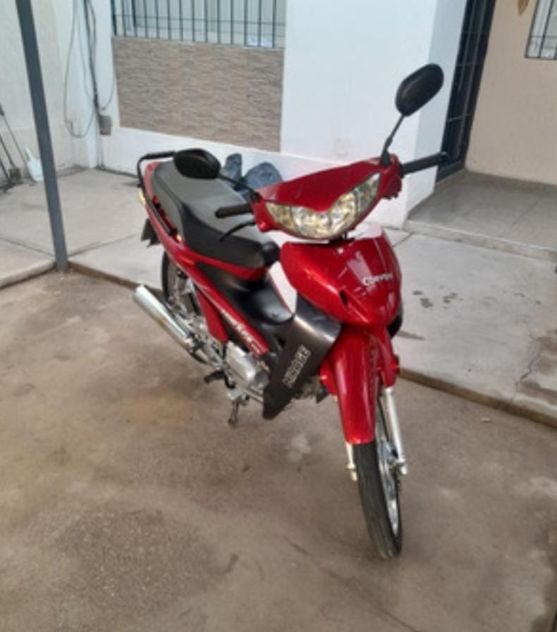 Robo de moto en Chimbas: un detenido y una patrulla dañada
