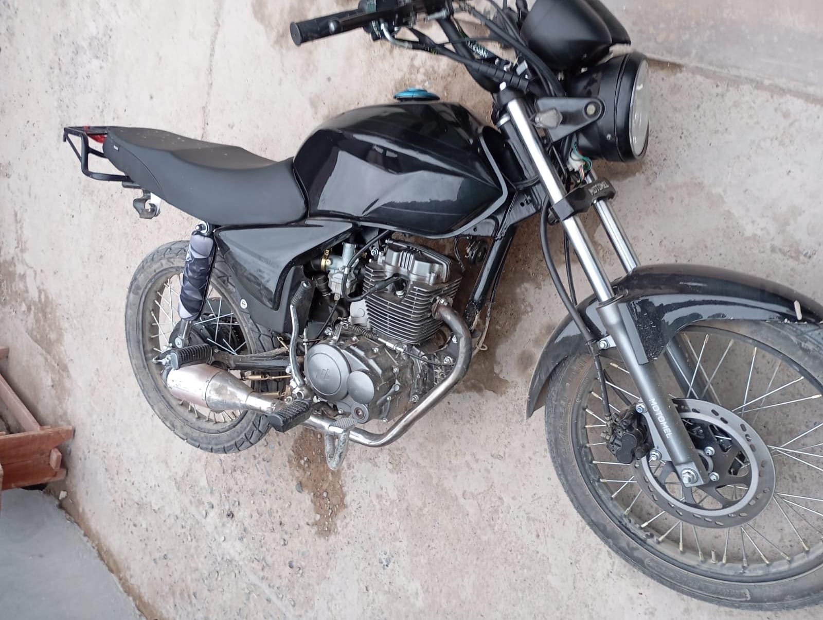 Secuestro de moto robada y tenencia de municiones: un detenido