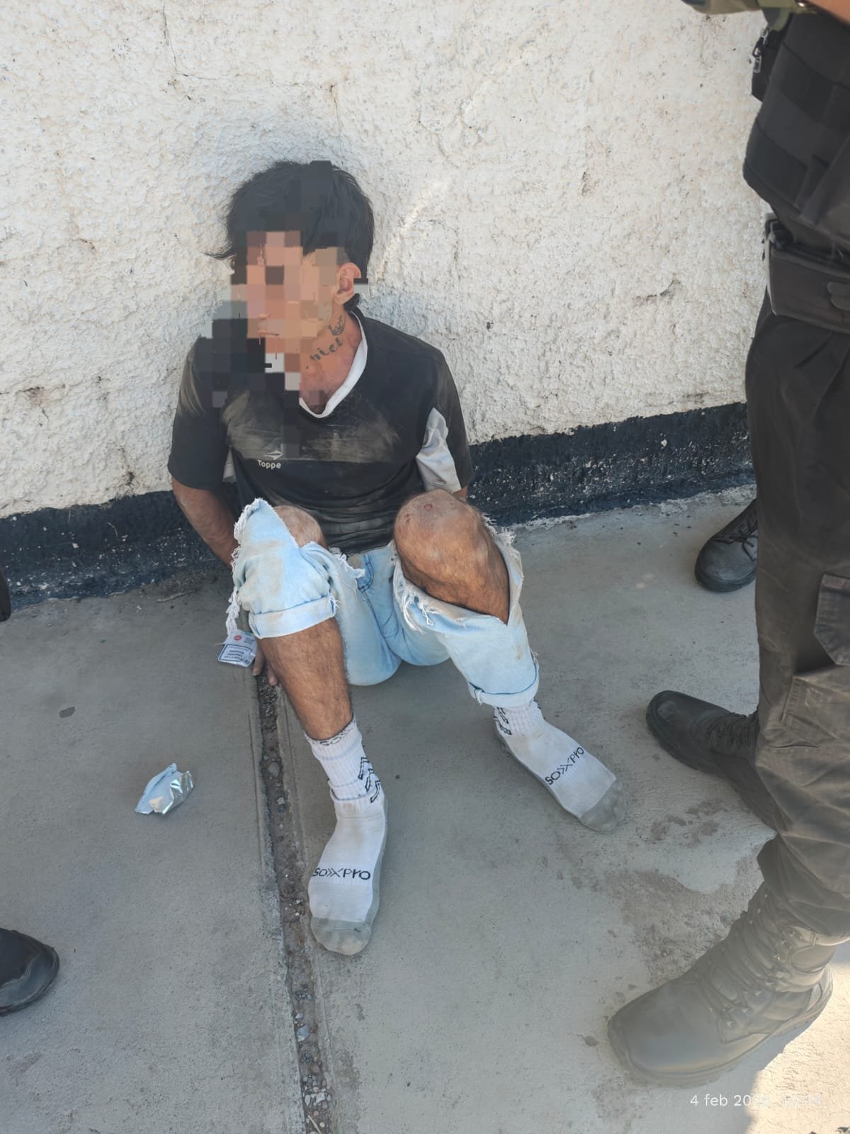 Una policía de franco de servicio aprehendió a un sujeto tras robarle a su vecina