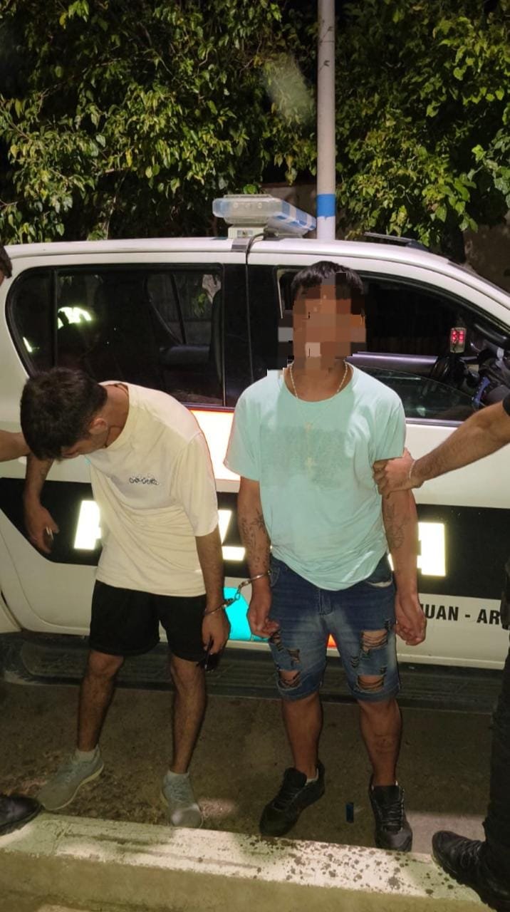 Detienen a dos sujetos intentando robar en un vehículo en Rawson