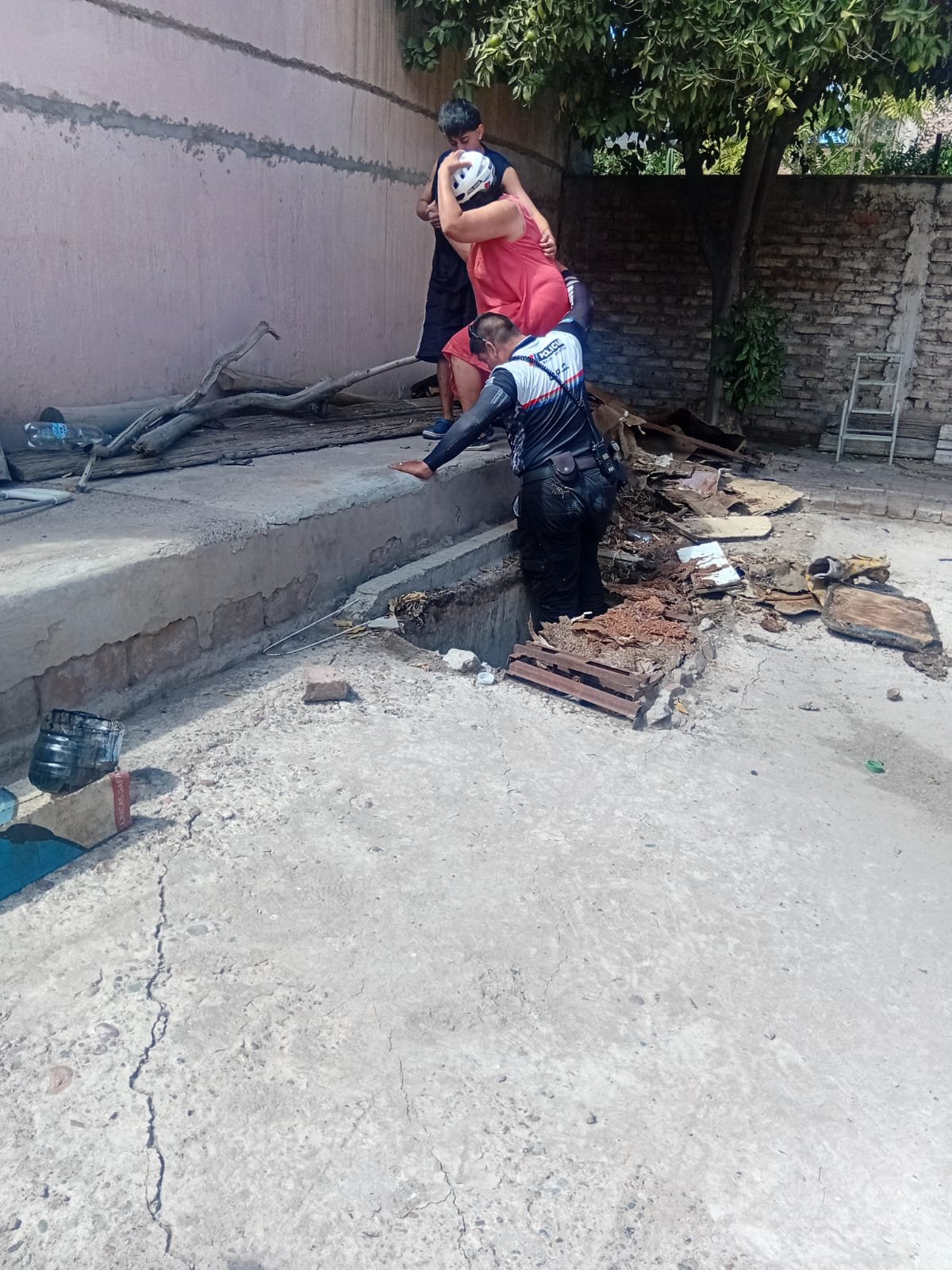 Mujer cae a un sótano en su domicilio y es rescatada por la policía