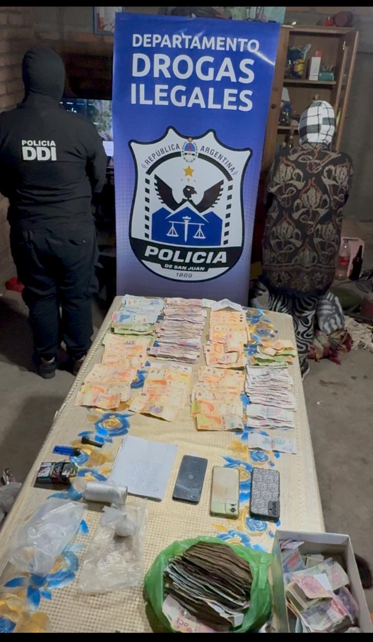 Cayó un búnker de drogas en Villa Chacabuco: secuestraron cocaína, dinero y detuvieron a una mujer