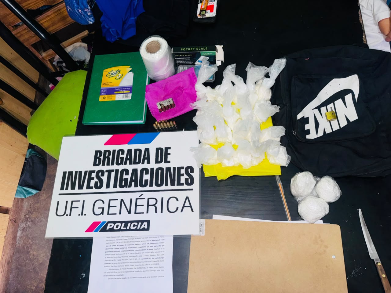Allanaron en Rawson dos casas por amenazas con arma de fuego: encontraron cocaína y municiones