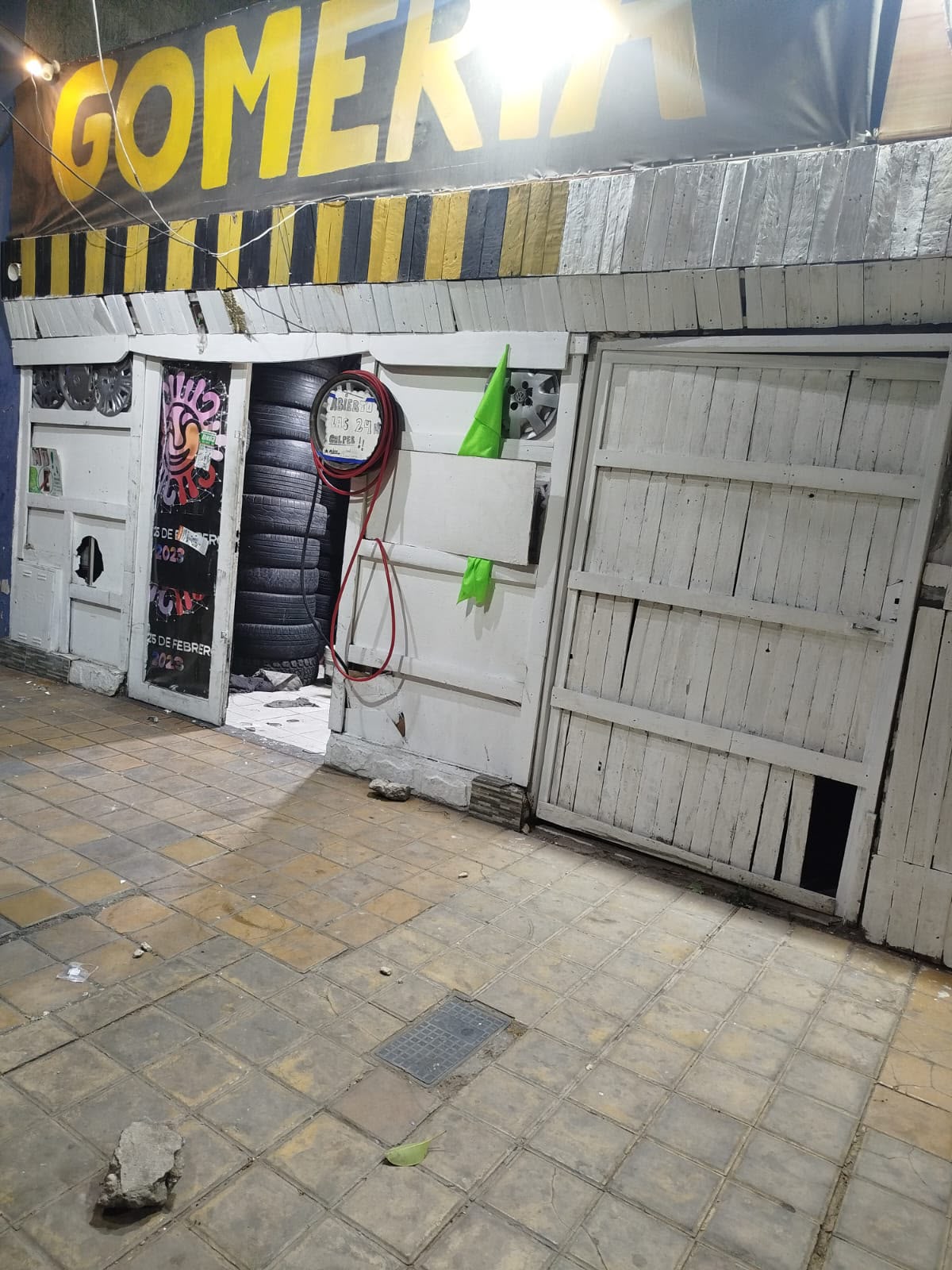 Capital: lo detuvieron tras amenazar con un cuchillo a dos gomeros y destrozarles el local