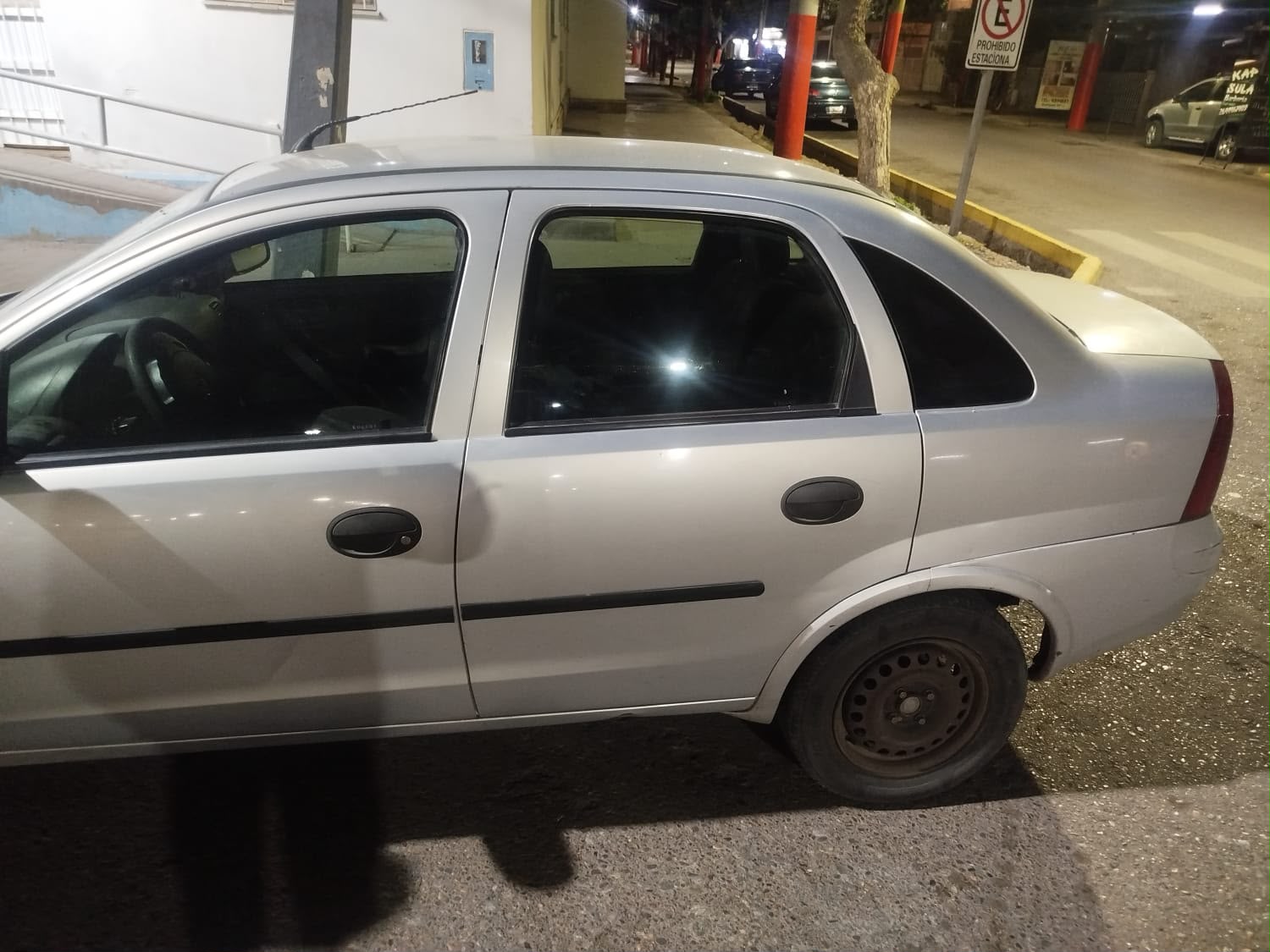 Quiso robar en un auto en el barrio El Alba y lo atraparon 