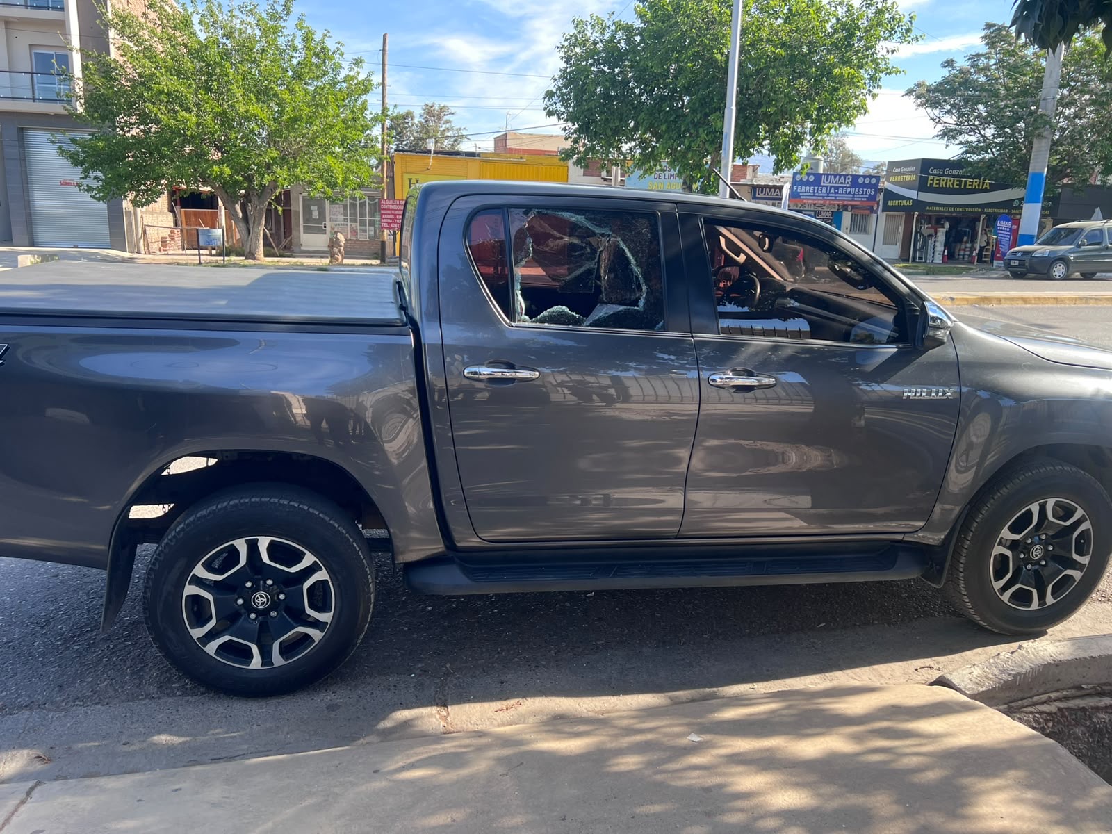Sorprendieron en Pocito a un sujeto forzando una camioneta y fue detenido