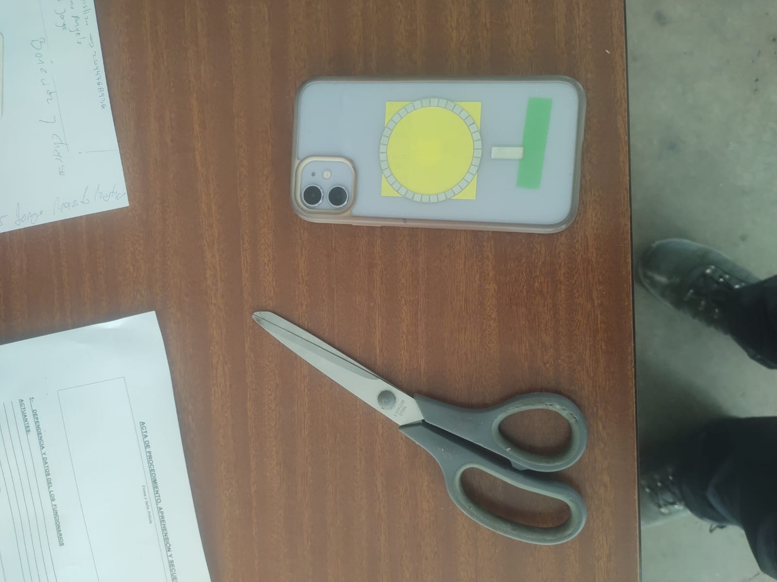 Detuvieron a un joven tras arrebatar un iPhone y tirarlo al techo para esconderlo