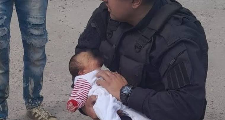 El rápido accionar de un efectivo policial permitió asistir a un bebé en Chimbas