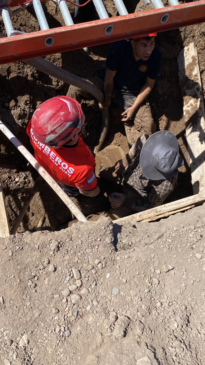 Albardón: un obrero cayó en un pozo que estaba construyendo y fue rescatado