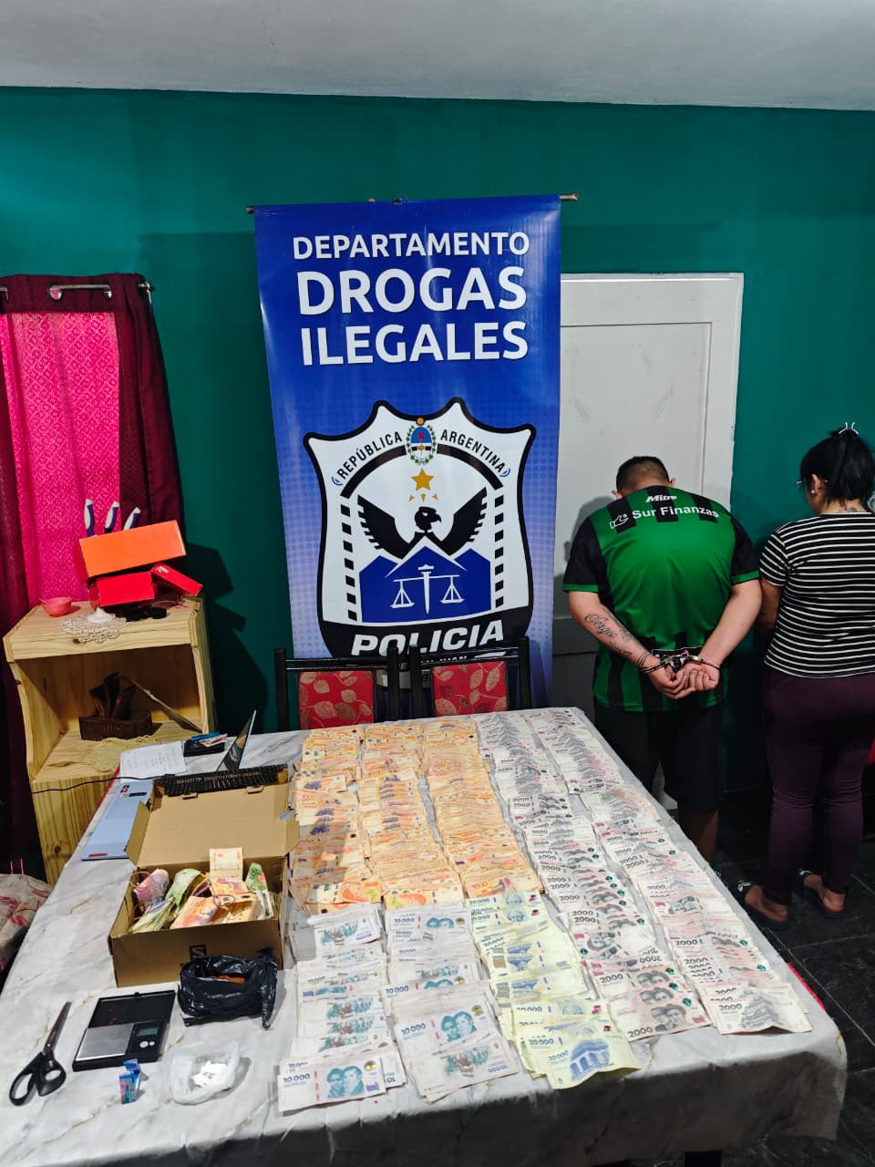 Golpe al narcomenudeo en Rawson: dos detenidos, cocaína y más de 3 millones de pesos secuestrados