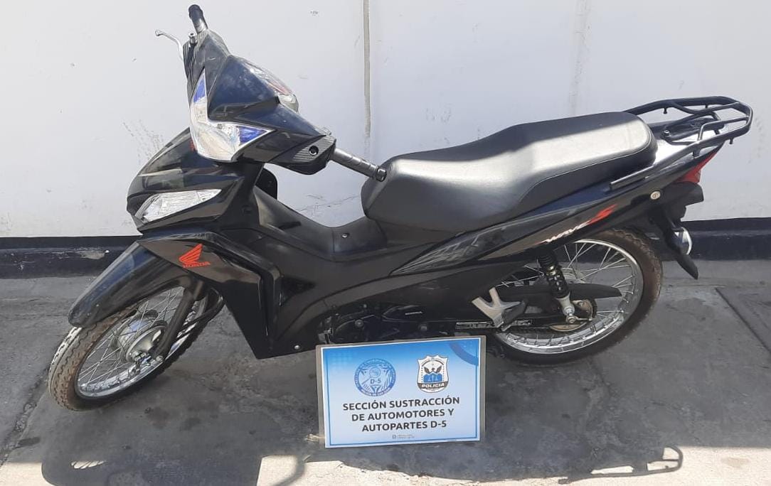 Recuperaron una moto robada y secuestraron otros elementos